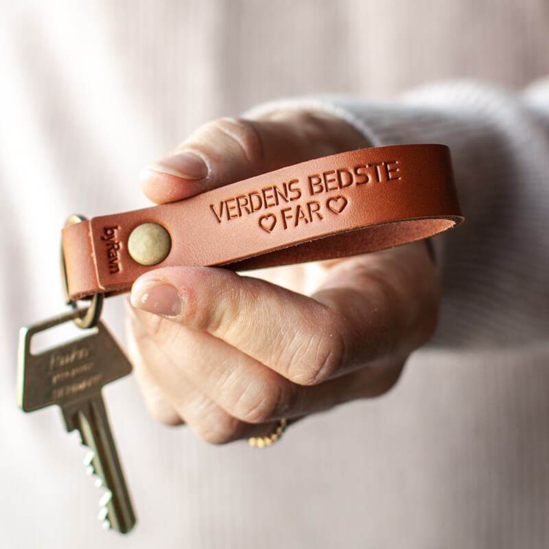 Nøglering i lyst læder, med personlig tekst - den perfekte gave til manden, som har alt - fra byRavn