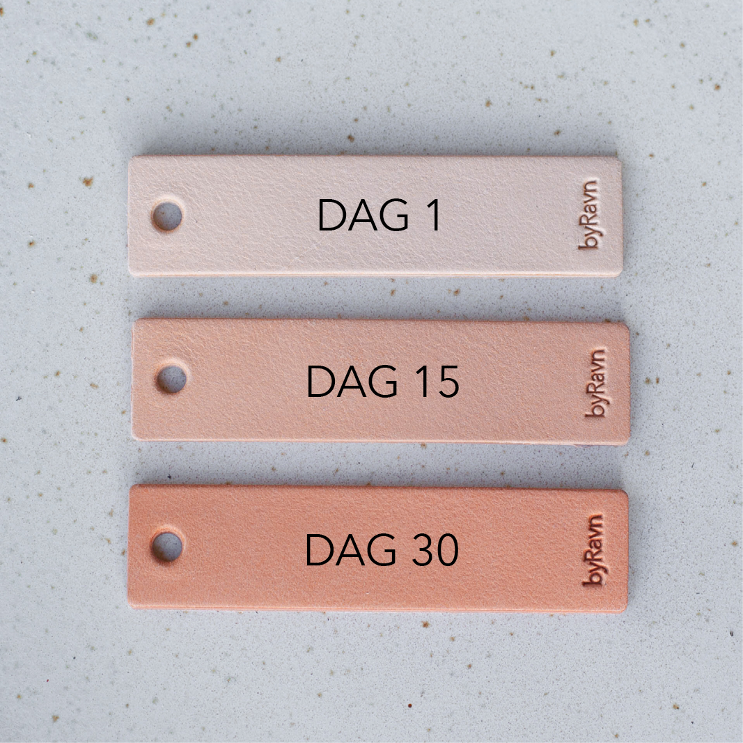 Her ses hvordan det naturfarvede læder ændre farver, når det eksponeres for sollys - byRavn