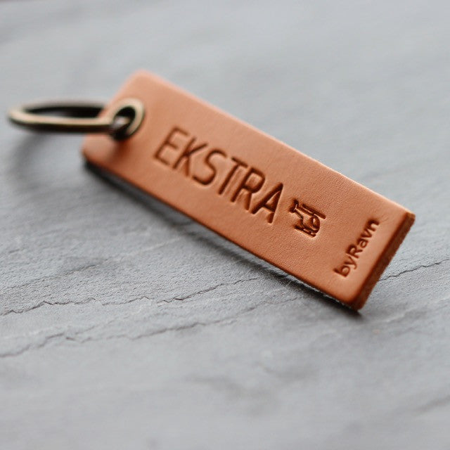 Vedhæng i læder med personlig gravering fra byRavn